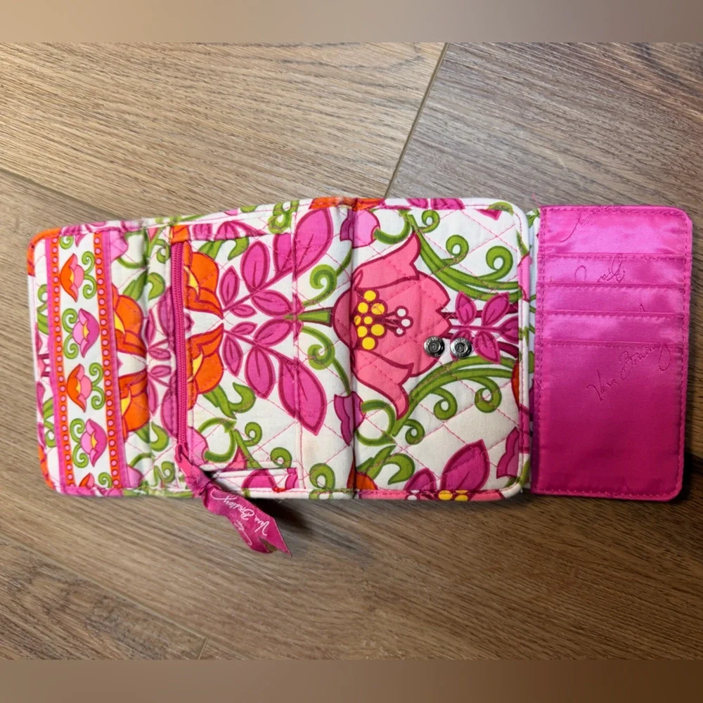 Vera Bradley Lilli Bell Euro Wallet Trifold Clutch Retired Pink Floral Quilted - Picture 6 of 10